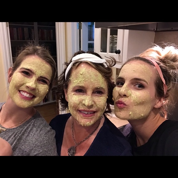 Meet your Poshers, Heidi and Robin - Picture 3 of 3